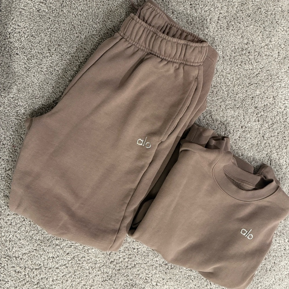 ALO Yoga Mushroom crew neck and straight leg pants